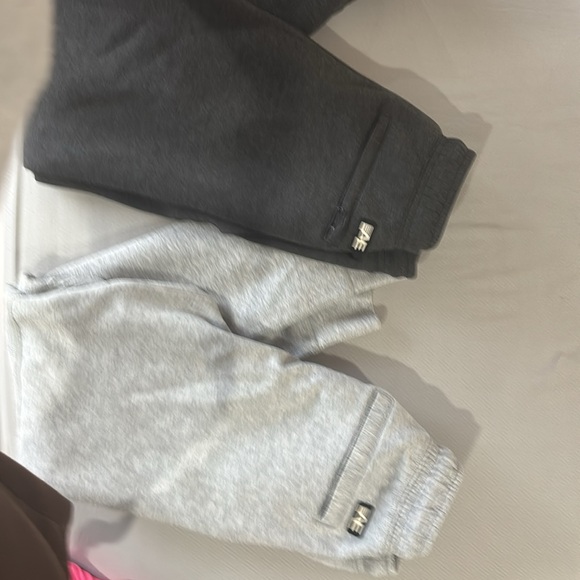 LOT of Men’s extra small jogger bundle 2 pairs dark  light grey American eagle - Picture 3 of 3
